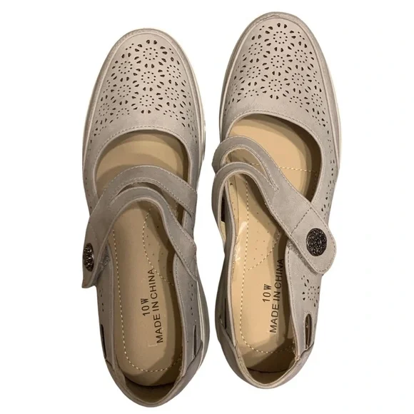 Unbranded Size 10W Beige Mary Jane Moccasins with Velcro strap closure preowned - Picture 2 of 6